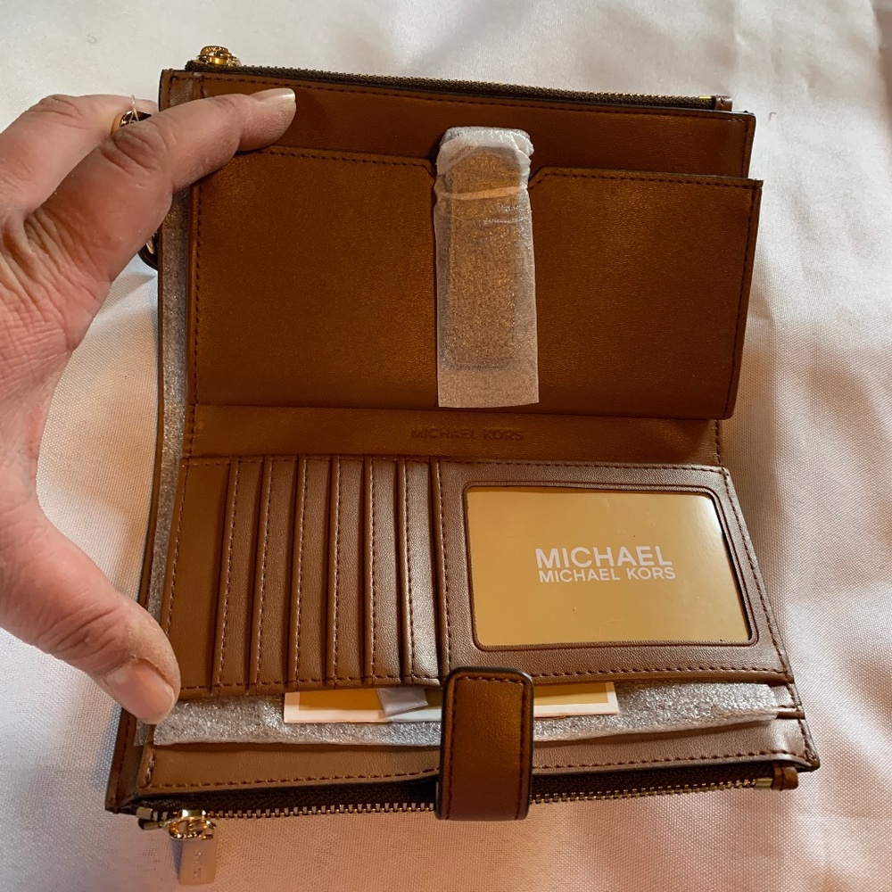 🎉Host Pick🎉 NWT. Michael Kors Brown with Gold Accents Wallet Wristlet! - Picture 6 of 12